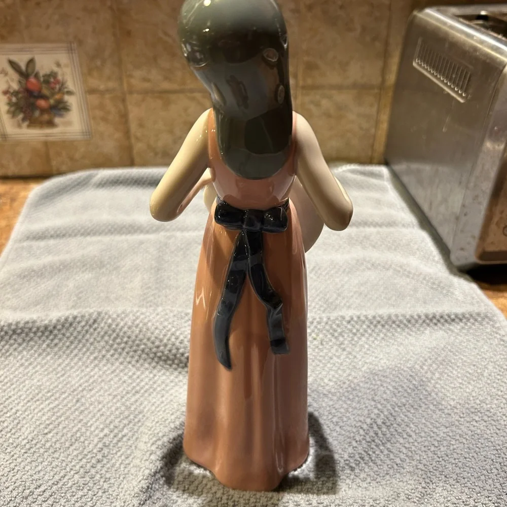 Lladro “The Dreamer” porcelain figurine. Issued 1978, retired in 1999. #5008 - Picture 6 of 10